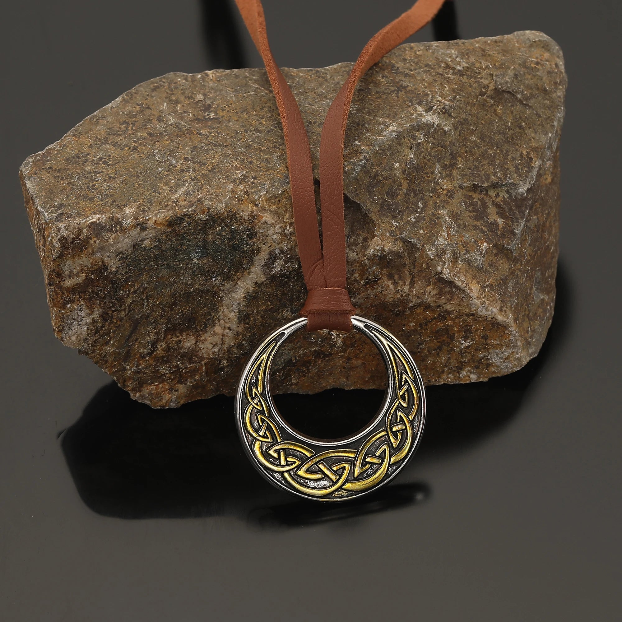 Hamingjakeðja — Collier de la Protection sacrée